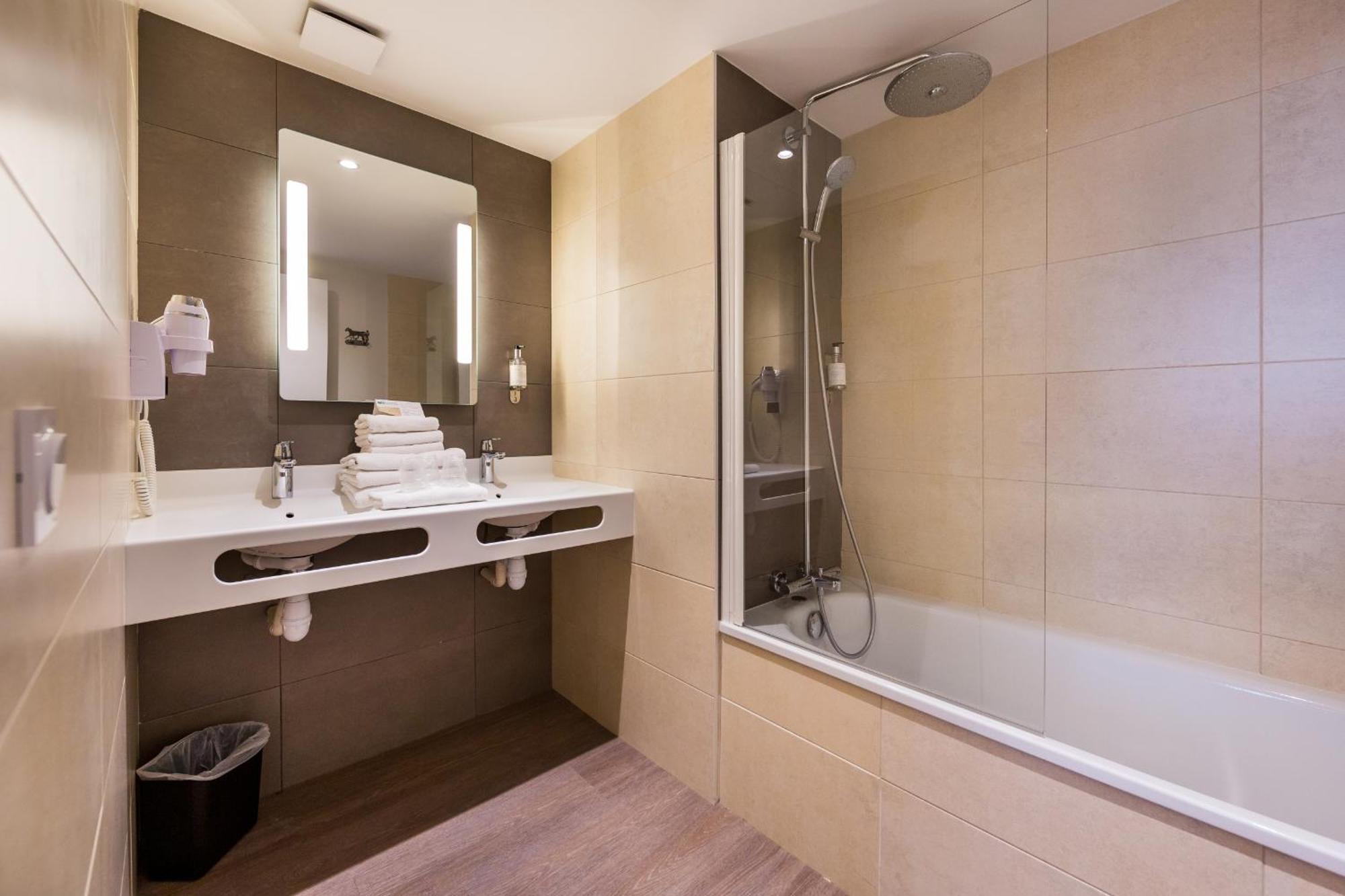 Brit Hotel Ploermel - Hotel De L'Hippodrome Εξωτερικό φωτογραφία