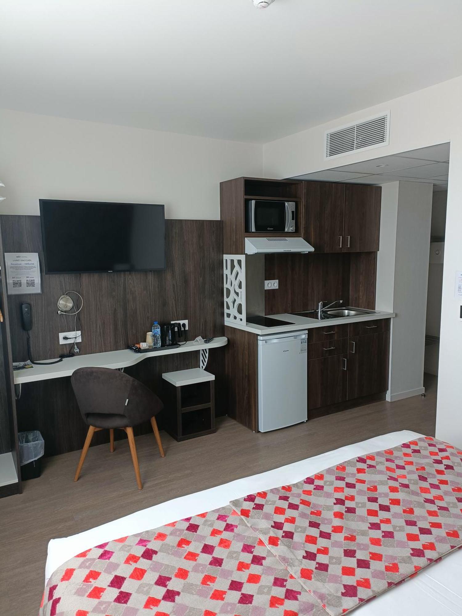 Brit Hotel Ploermel - Hotel De L'Hippodrome Εξωτερικό φωτογραφία