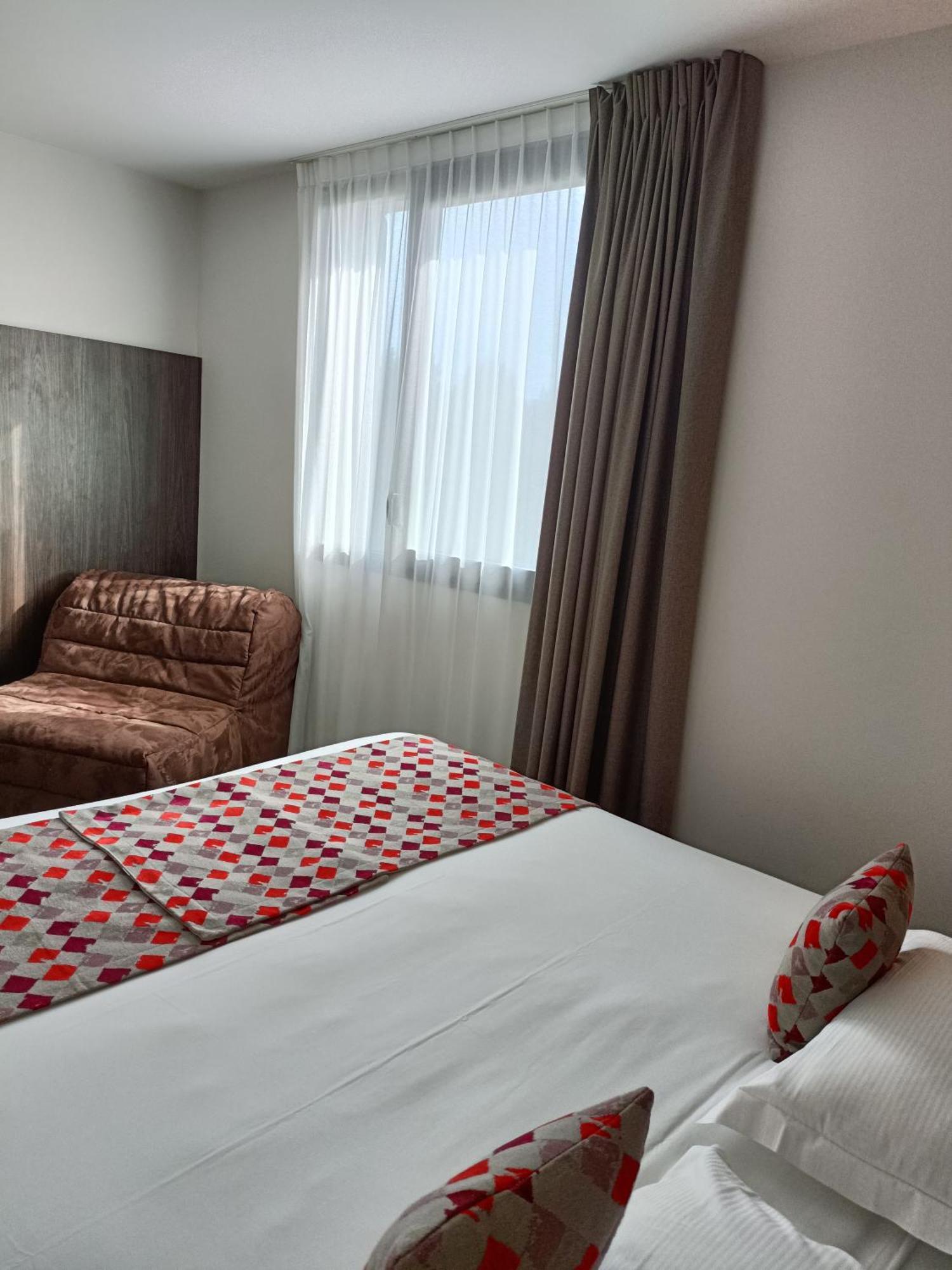Brit Hotel Ploermel - Hotel De L'Hippodrome Εξωτερικό φωτογραφία